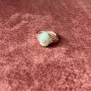 Elegant Silver and Green Women's Ring